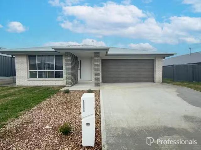 Cheap 4 BR 35 Explorers Way, WESTDALE House for rent Listed b.