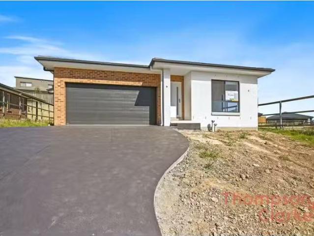 Cheap 4 BR 35 Silverwisp Road, Chisholm House for rent Listed.