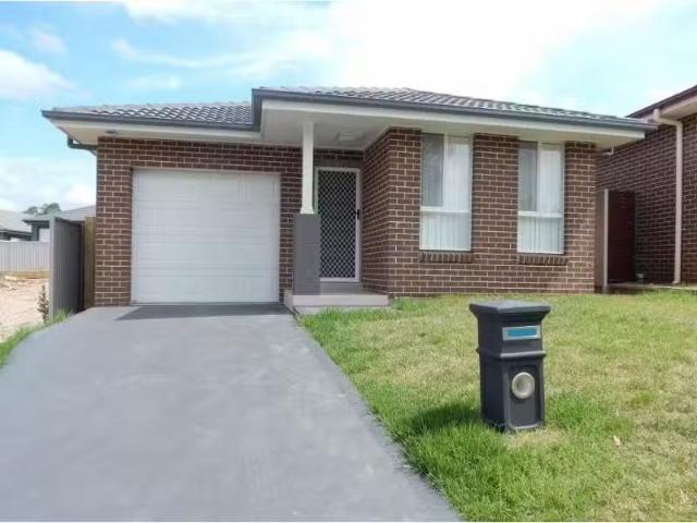 Nice 4 BR 37 Arkley Avenue, CLAYMORE House for rent Listed by.