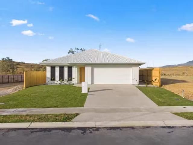 Nice 4 BR 39 Willowdale Drive, PARKHURST, QLD 4702 House for.