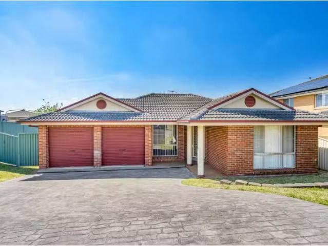 Charming 4 BR 41 Connaught Circuit, Kellyville House for rent.