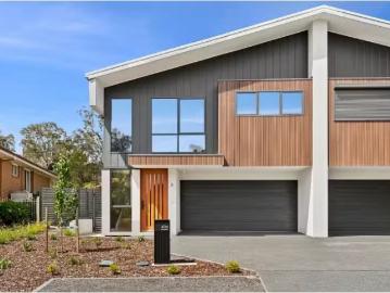 Charming 4 BR 41a Hawkesbury Crescent, FARRER Townhouse for re.