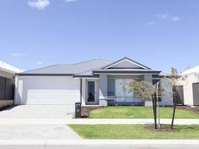 Nice 4 BR 45 Angalore Road, Madora Bay, WA 6210