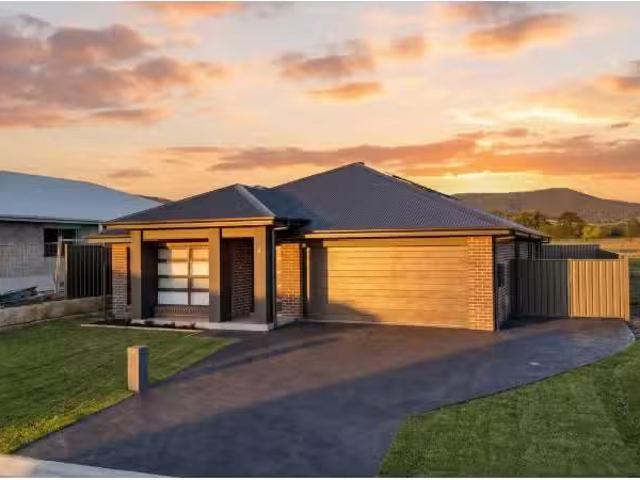 Just in! 4 BR 4 Trestle Street, Bellbird House for rent Liste.