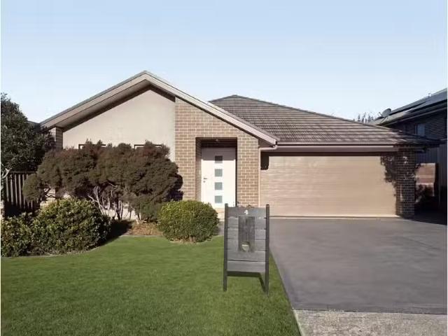Charming 4 BR 4 Alchornea Circuit, Mount Annan House for rent.