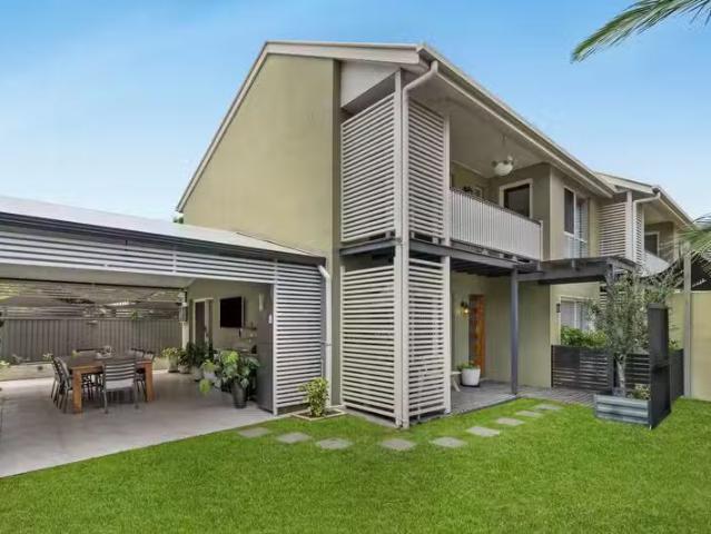 Just in! 4 BR 4 Mons Road, CARINA HEIGHTS, QLD 4152 House fo.
