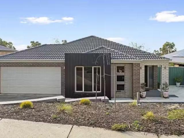 Cozy 4 BR 60 Queen Street, Kangaroo Flat Property for rent Li.