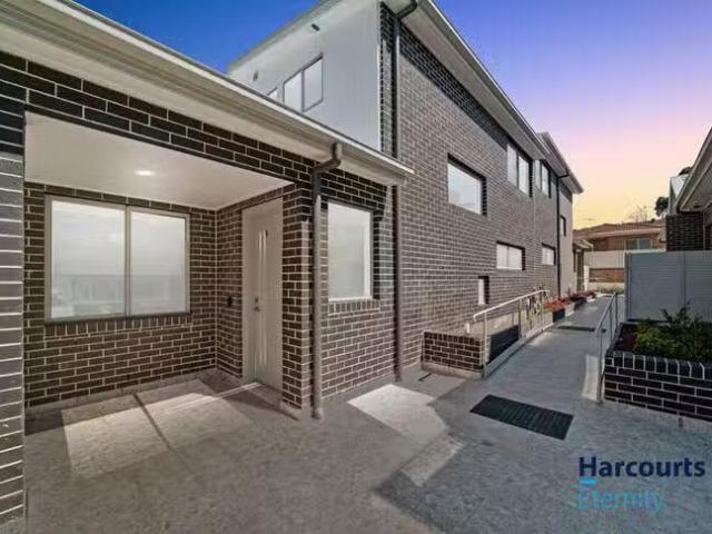 Deal! 4 BR 6/2 4 Andrew Place, Girraween, NSW 2145