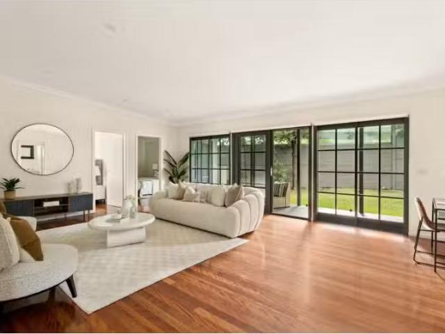 Just in! 4 BR 62 Karingal Crescent, FRENCHS FOREST House for r.