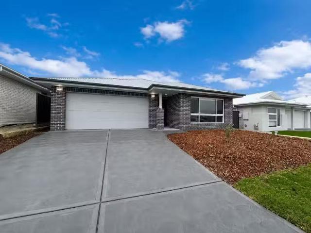 Charming 4 BR 63 Cessna Avenue, Cooranbong House for rent Lis.