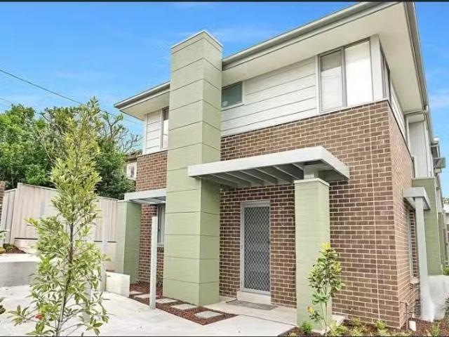 Just in! 4 BR 7/30 King Street, ST MARYS Townhouse for rent L.