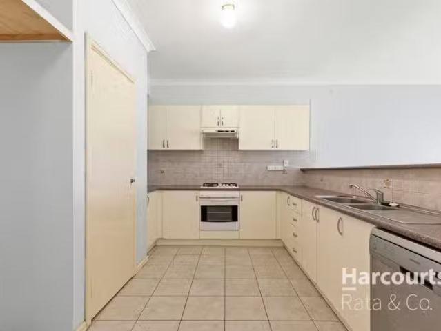 Charming 4 BR 81 Rossiter Avenue, Roxburgh Park, VIC 3064 Ho.