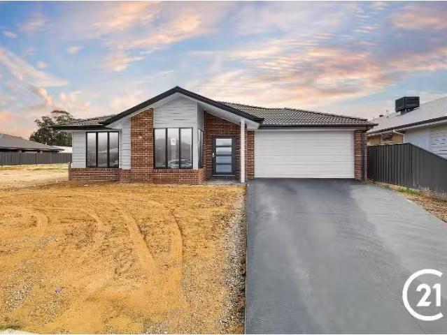 New 4 BR 9 Princes Way, Moama House for rent Listed by Cathy.