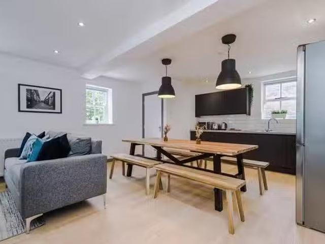 For Rent! 4 BR Roscoe Street