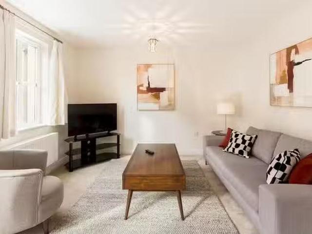 New 4 BR Willett Gardens