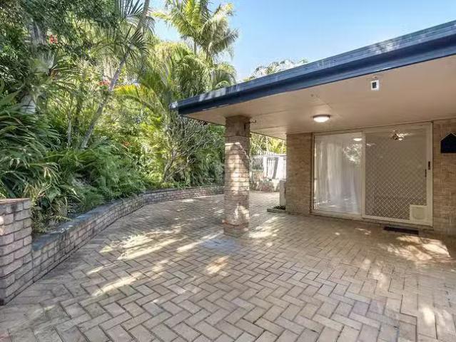 Just in! 4 Gembrook Court, Parkwood, QLD 4214