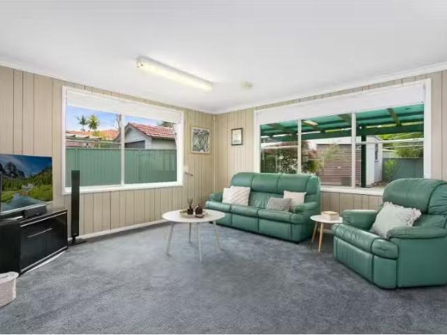 For Rent! 4 Sandra Crescent, Roselands House for rent Listed.