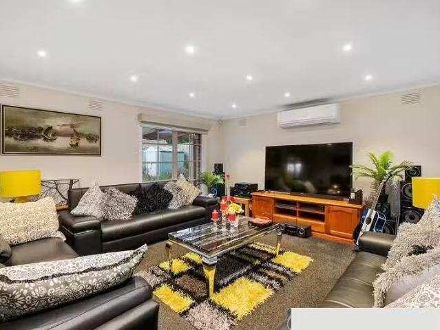 Cozy 4 Rearden Close, Endeavour Hills, VIC 3802
