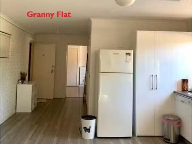 Cozy 4B Tanderra Street, Cleveland, QLD 4163