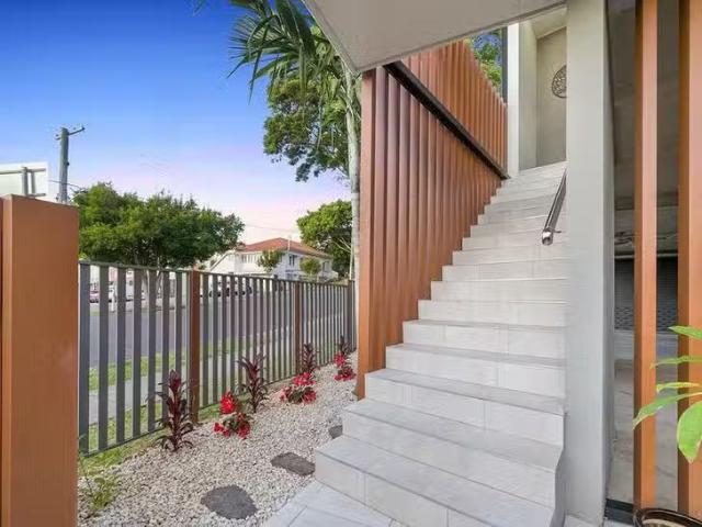 Just in! 5/6 Sixth Avenue, Sandgate, QLD 4017