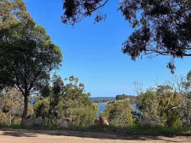 Just in! 50 Newlands Drive, Paynesville, VIC 3880
