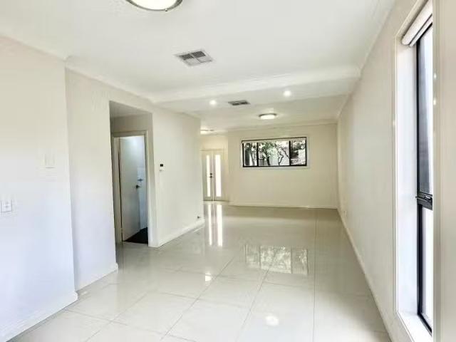 Cozy 5/175 Kissing Point Rd Road, Dundas Townhouse for rent L.