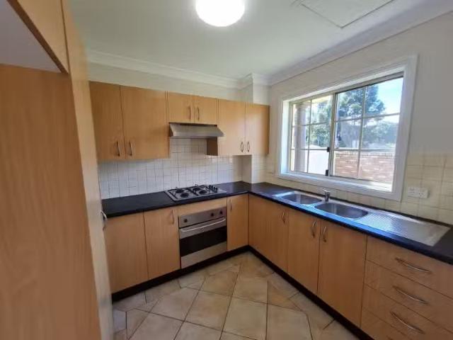 Cheap 5/1 Lions Ave, LURNEA Townhouse for rent Listed by Gavi.