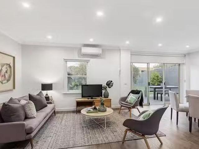 Cozy 52 Gardeners Road, Bentleigh East, VIC 3165