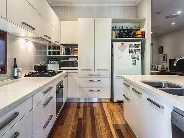 Charming 52 Thynne Avenue, Norman Park, QLD 4170