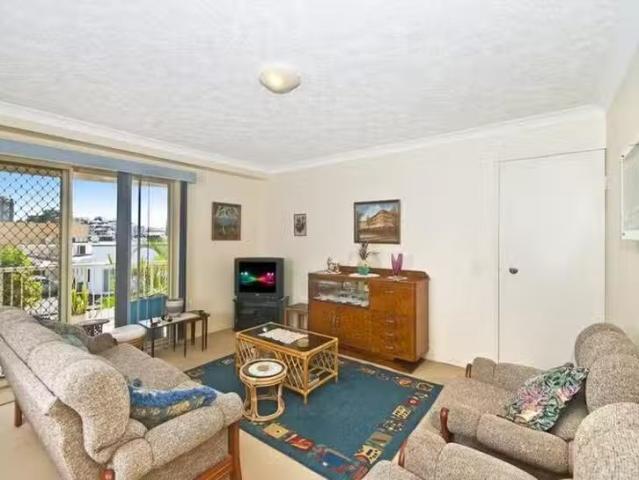 Just in! 5/2 4 Mountain View Avenue, Miami, QLD 4220