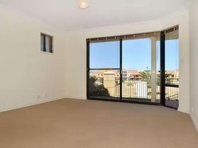 Just in! 53 Batavia Avenue, Wannanup, WA 6210