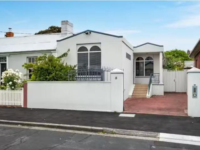 Cozy 5 Cavell Street, West Hobart House for rent Listed by Of.