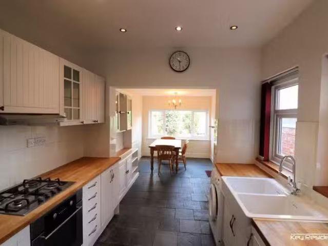 For Rent! 5 bedroom terraced house for rent in Ferndale Road.