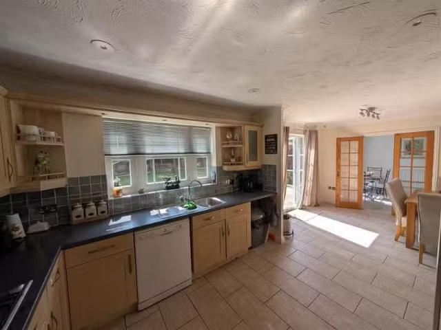 Rental! 5 bedroom detached house for rent in Beresford Road, E.