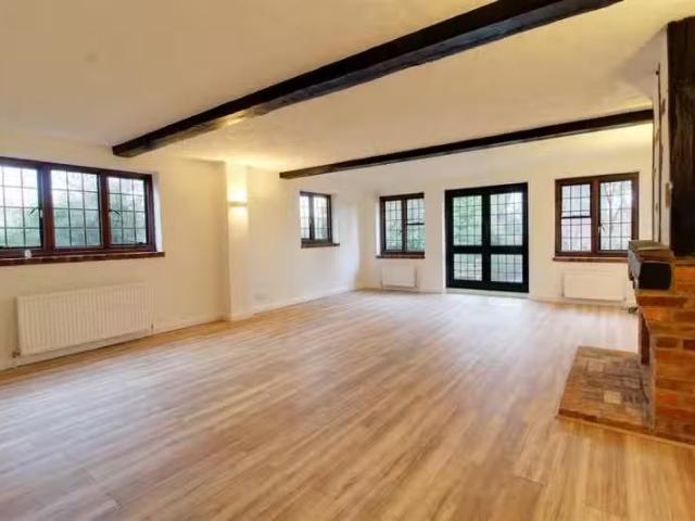 Charming 5 bedroom detached house for rent in Brookmans Avenue.