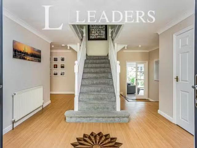 Unique 5 bedroom detached house for rent in East Grinstead Roa.