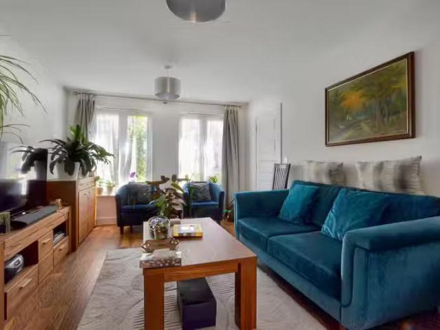 Charming 5 bedroom semi detached house for rent in Osprey Driv.