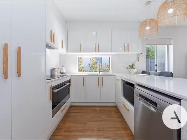 Charming 5 BR 104 Slim Dusty Circuit, Moncrieff House for rent.