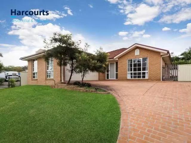 Cozy 5 BR 11 Highcliff Close, WOONGARRAH, NSW 2259 House for.