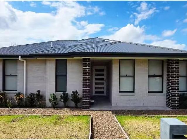 Cheap 5 BR 12 Footwall Rd, Gillieston Heights House for rent.