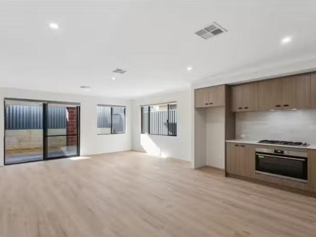 Deal! 5 BR 23 Paperbark Road, SINAGRA House for rent Listed b.