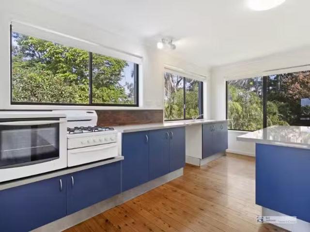 For Rent! 5 BR 2 Adina Place, Banora Point House for rent Lis.