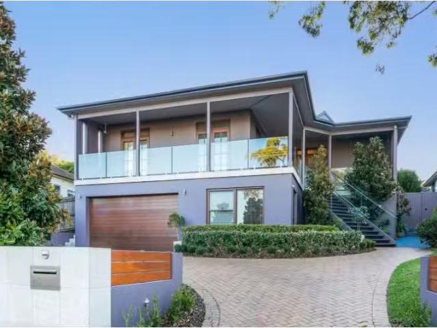 Rental! 5 BR 33 Langer Avenue, Caringbah South House for rent.