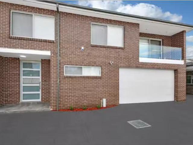 Just in! 5 BR 3/58 Johnstone Street, Peakhurst House for rent.