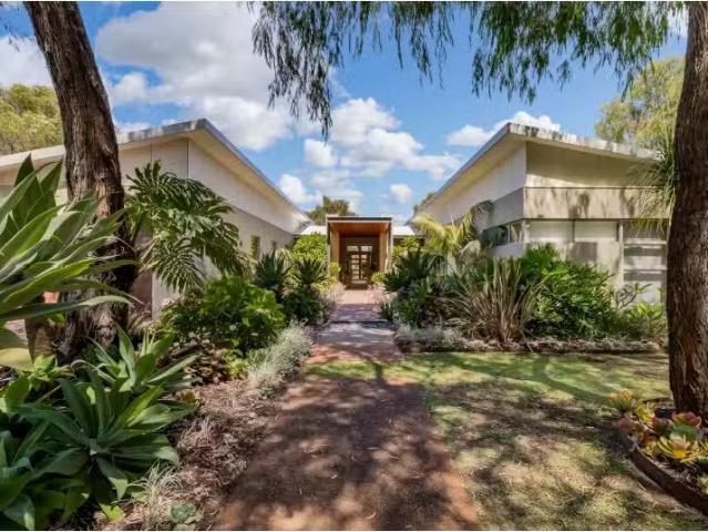 Nice 5 BR 44 Angus Close, BOVELL House for rent Listed by Pro.