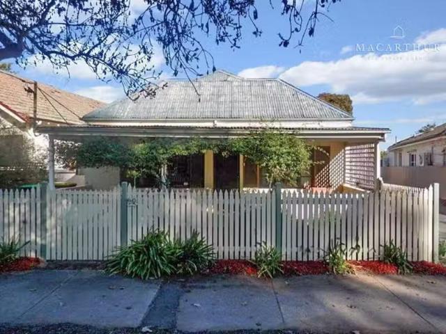Cozy 5 BR 60 The Esplanade, Wagga Wagga House for rent Listed.