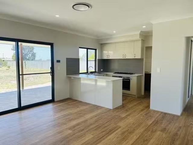 Charming 5 Kruse Lane, Capel, WA 6271