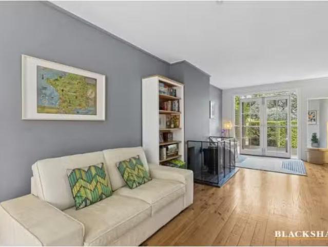Cozy 60 Hampton Circuit, Yarralumla House for rent Listed by.