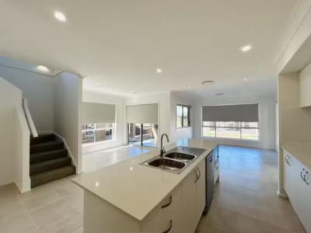 Unique 60 Sun Road, Leppington House for rent Listed by Ada h.