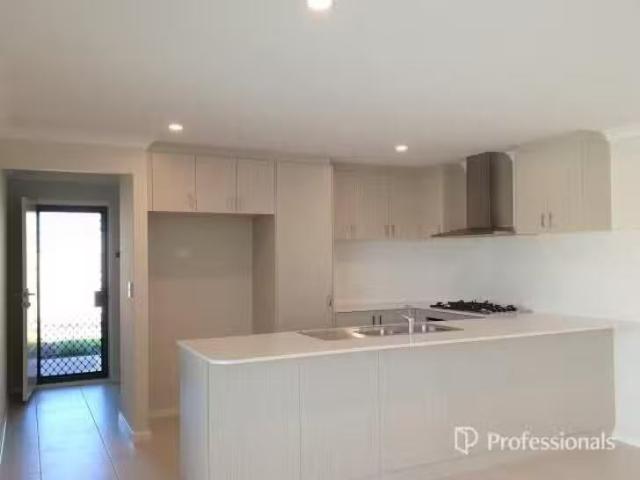 Rental! 61 Lancaster Loop, Piara Waters, WA 6112